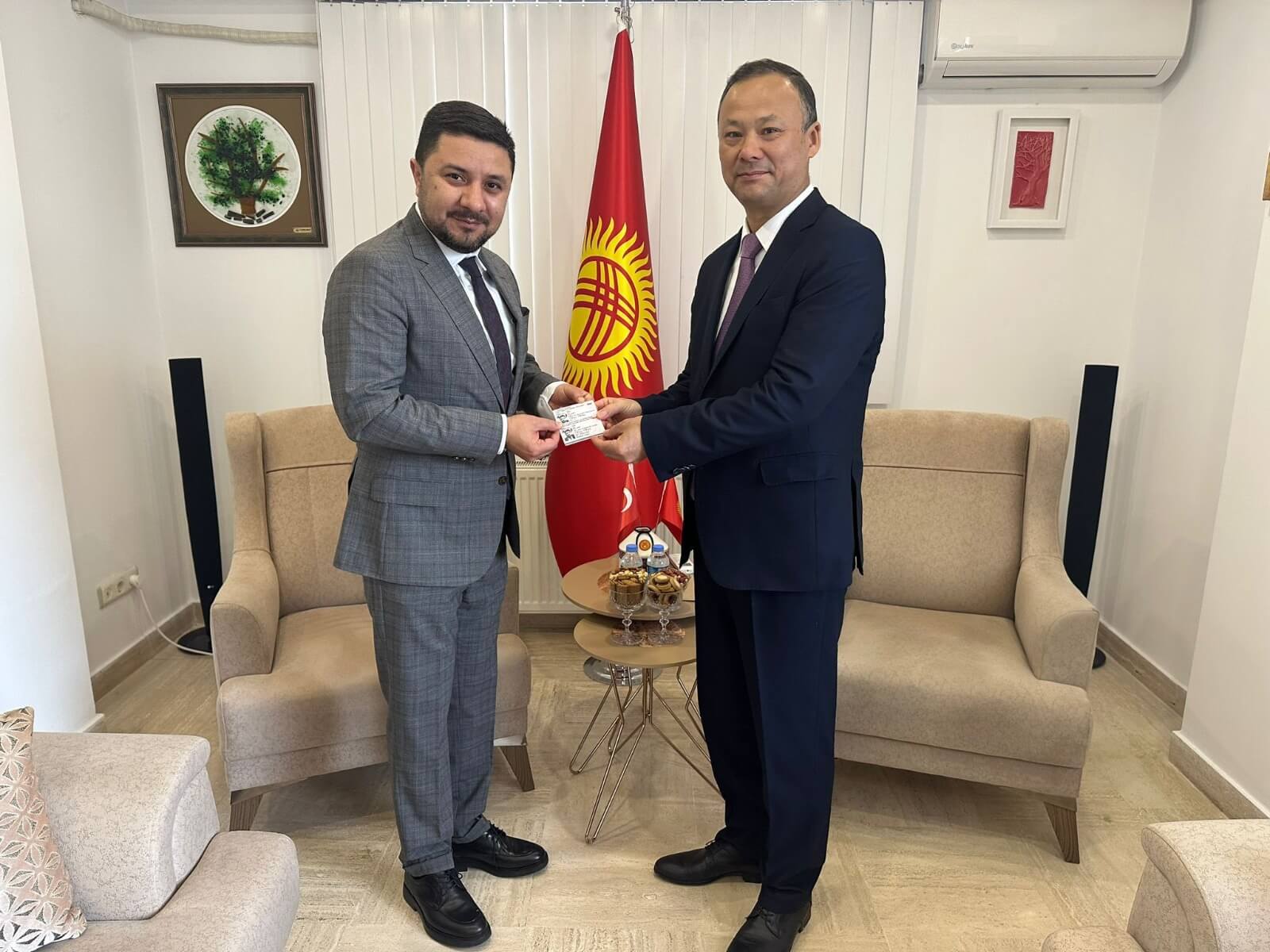 Kırgız Cumhuriyeti Ankara Büyükelçi’sinde Kimlik Takdim Edildi