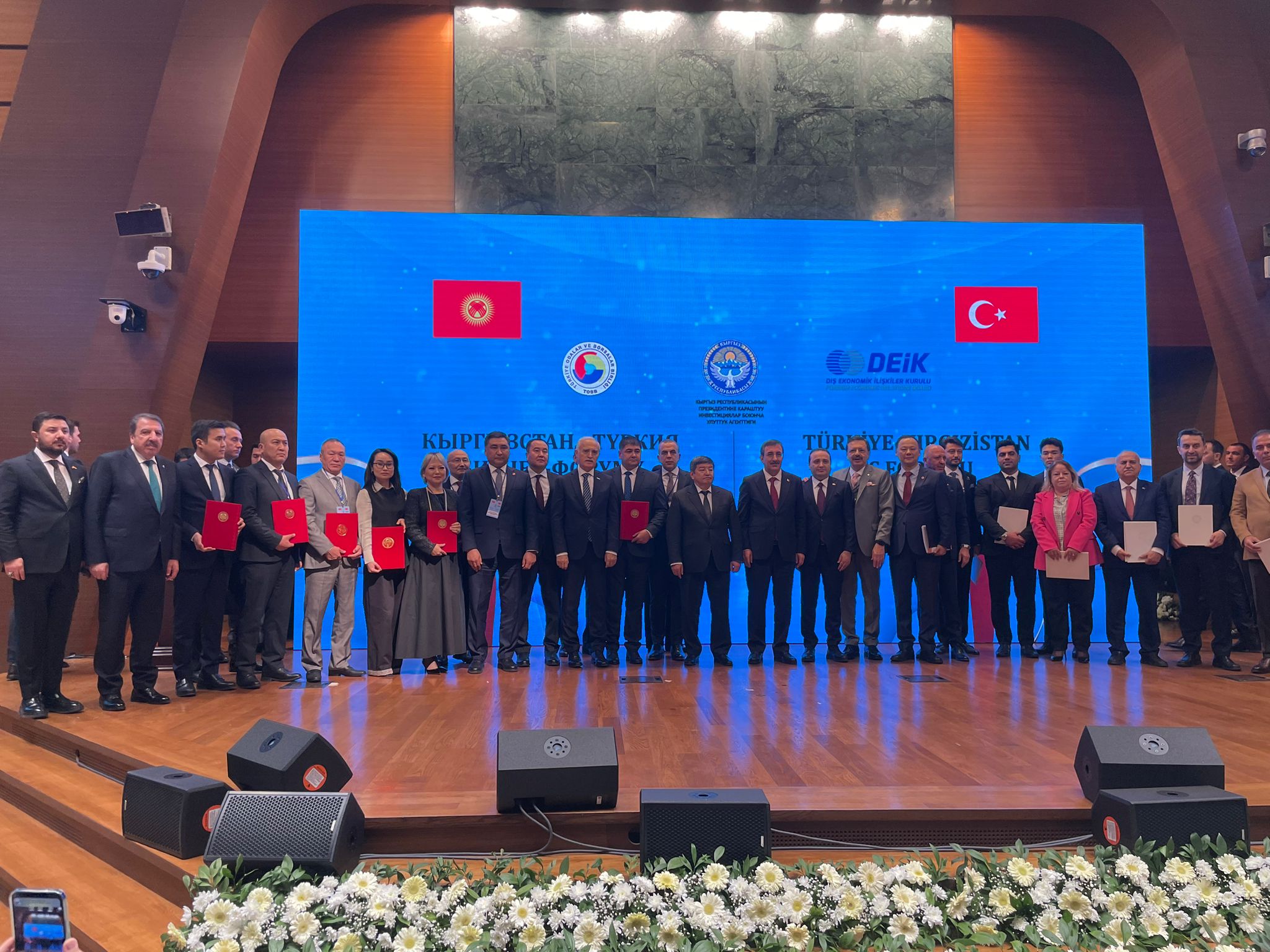 Kırgız Cumhuriyeti Bakanlar Kurulu Başkanı Aklybek Japarov ilk ziyareti Anıtkabir oldu